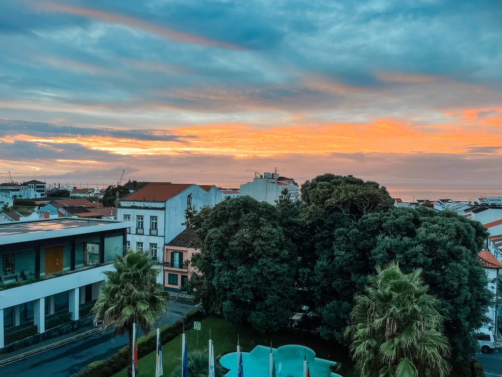 uitzicht vanaf ons hotel in Ponta Delgada