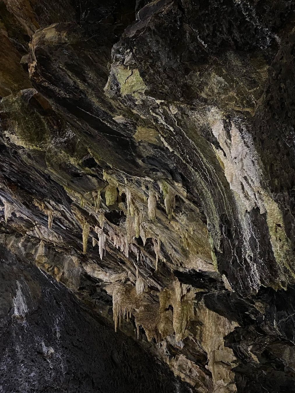 stalagmieten en stalactieten in de Algar do Carvão vulkaan op Terceira