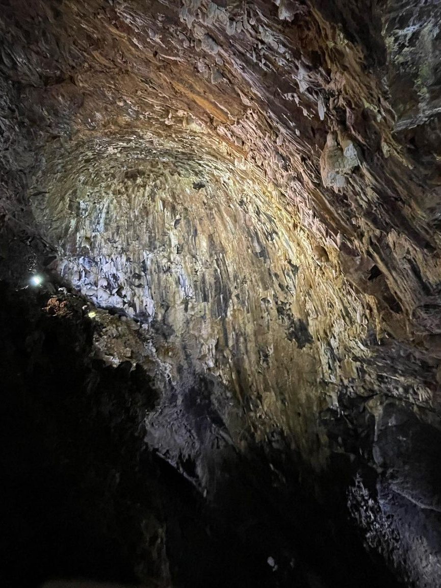 Stalagmieten en stalactieten in de Algar do Carvão 