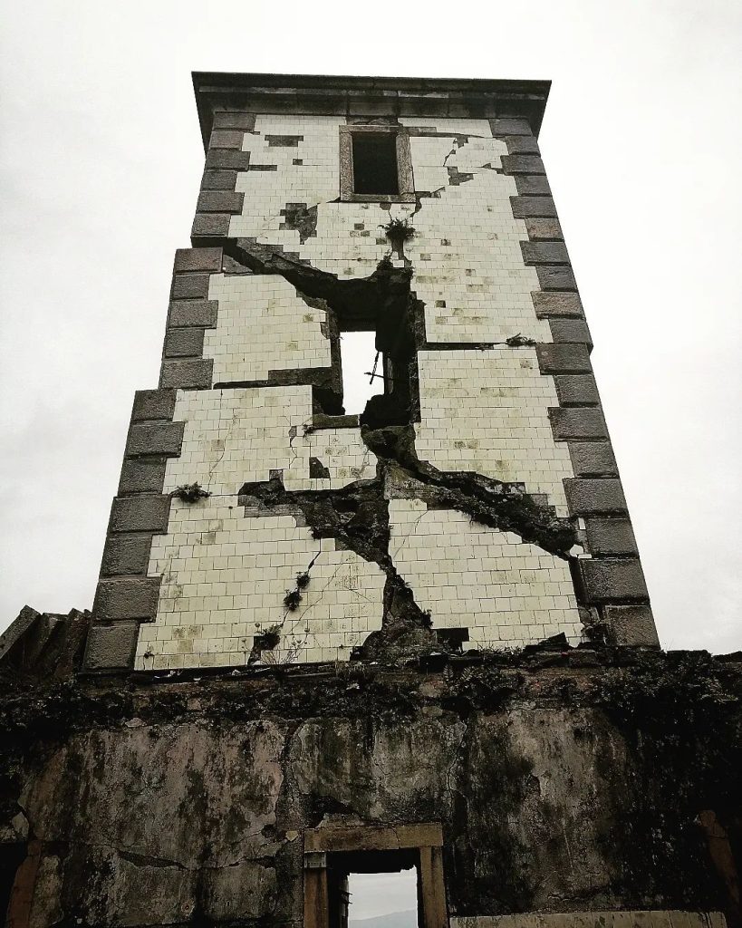 verlaten vuurtoren door aarbeving op Faial