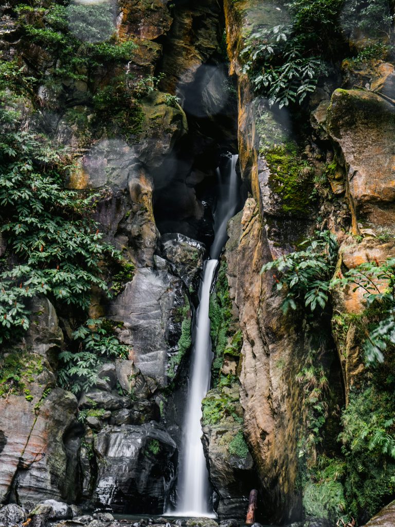 De waterval Cascata do salto do cabrito op het eiland São Miguel, een van de eilanden van de Azoren