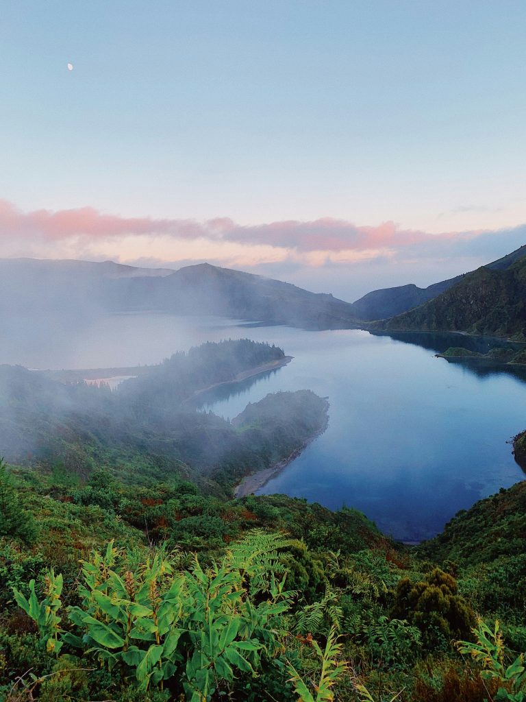 De waterval Cascata do salto do cabrito op het eiland São Miguel, een van de eilanden van de Azoren