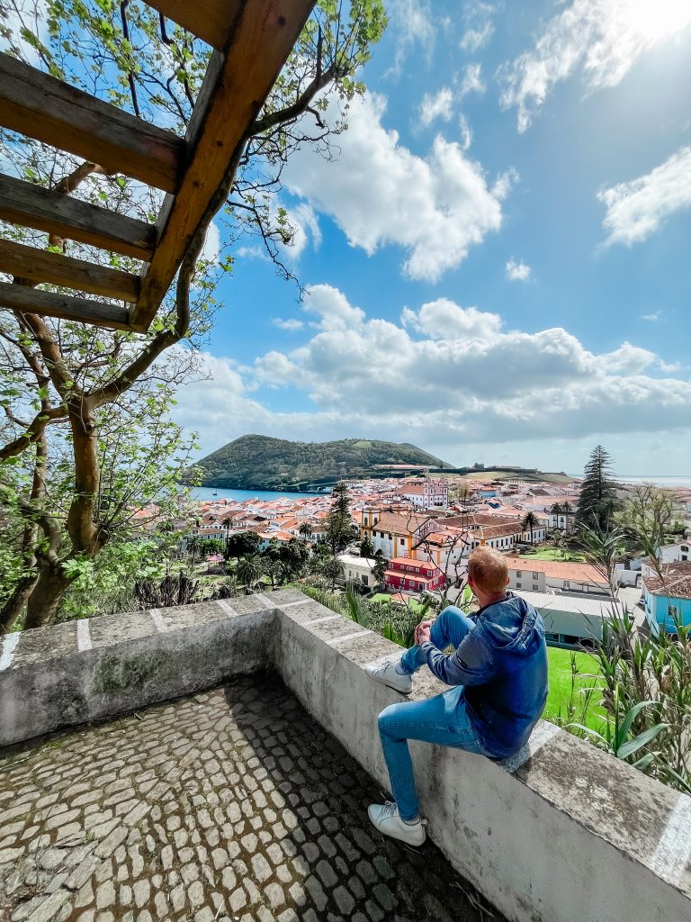 Uitzicht op Angra do Heroismo vanuit de botanische tuinen terceira