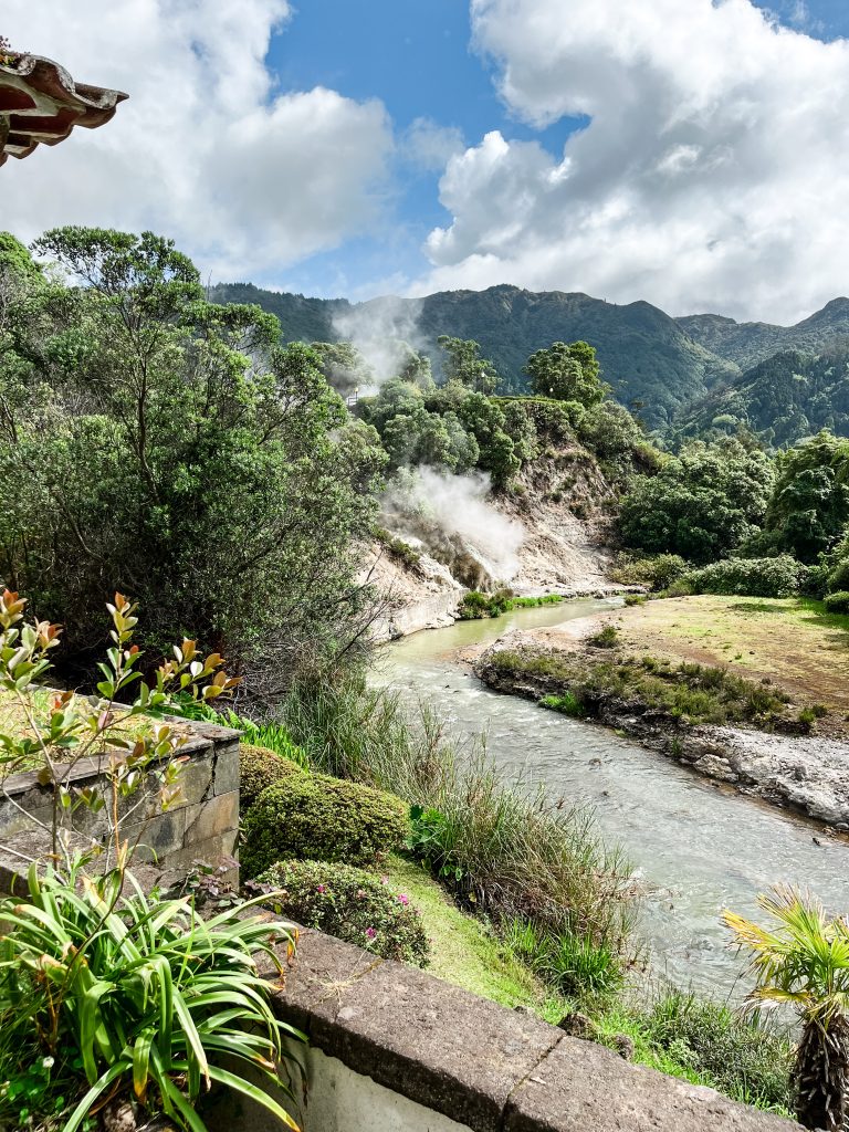 Uitzicht vanaf het terras, recht op de geothermische bronnen in Furnas