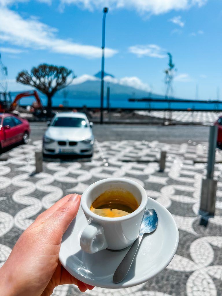 Kopje koffie bij de bakkerij A Padaria in Horta