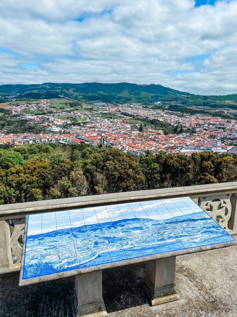 Uitkijkpunt op Angra do Heroismo vanaf Monte Brasil