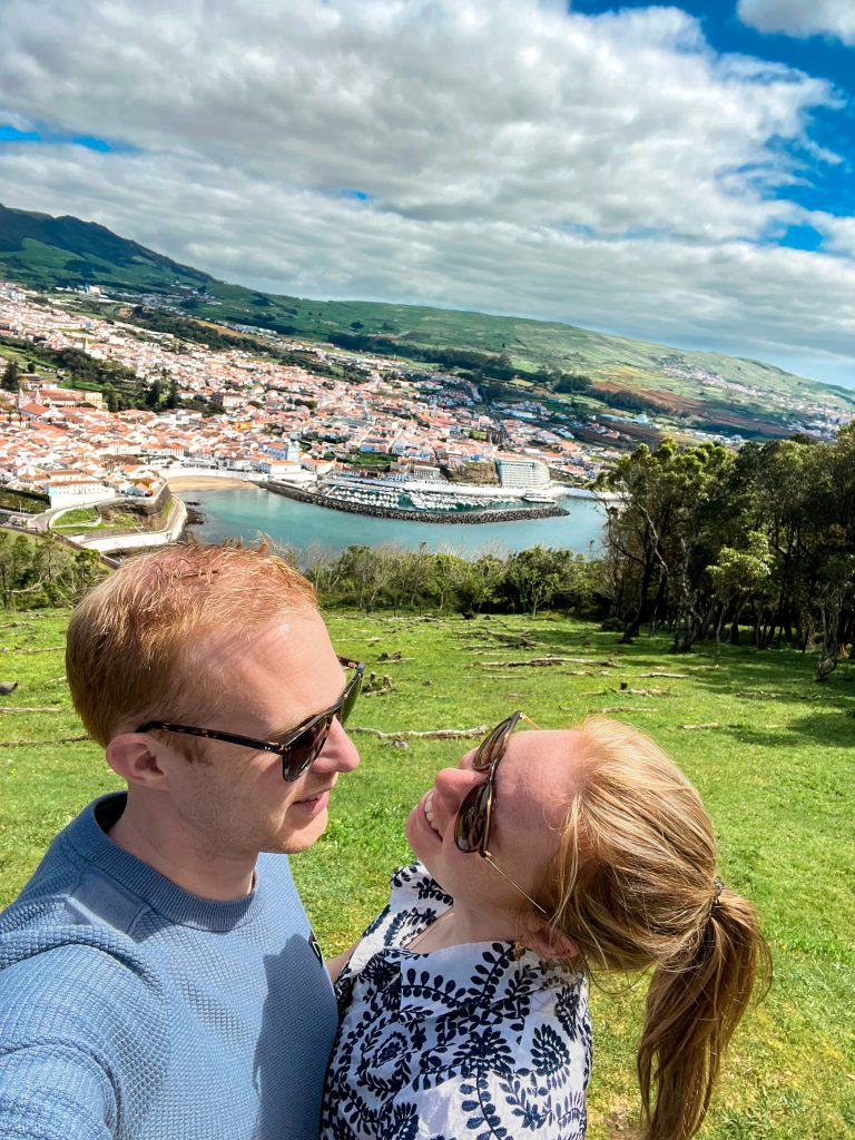 Uitkijkpunt op Angra do Heroismo vanaf Monte Brasil