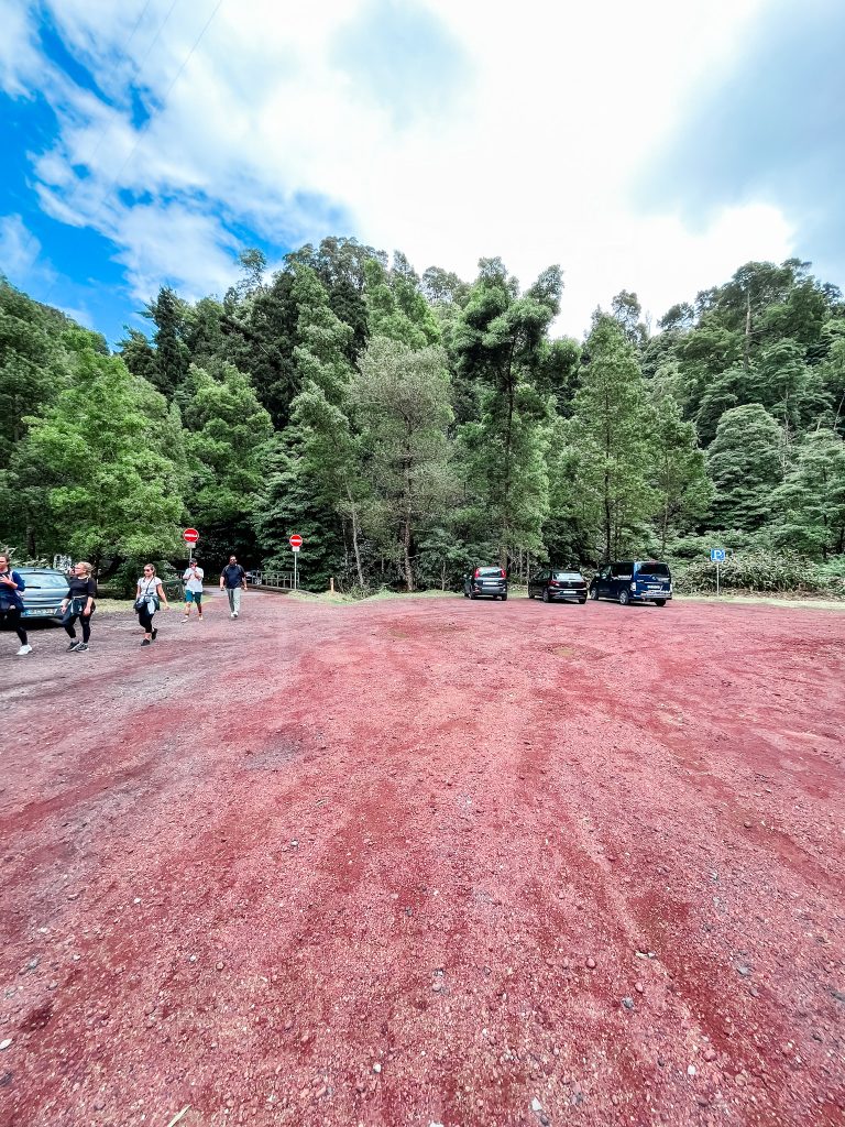 Parkeerplaats beneden