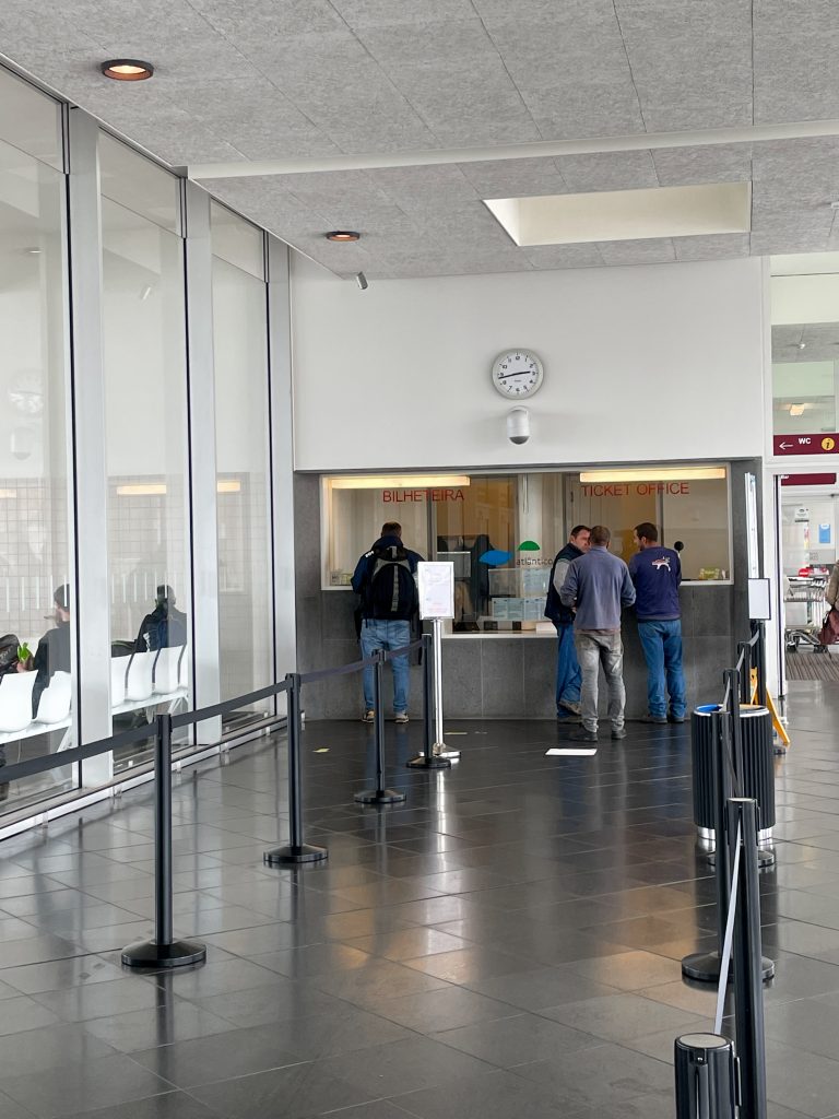 De ticketbalie bij de terminal op Pico