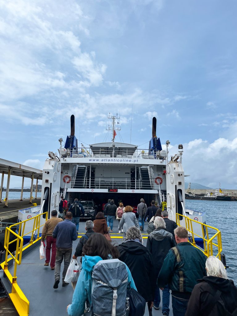 De veerboot van Pico naar Faial 