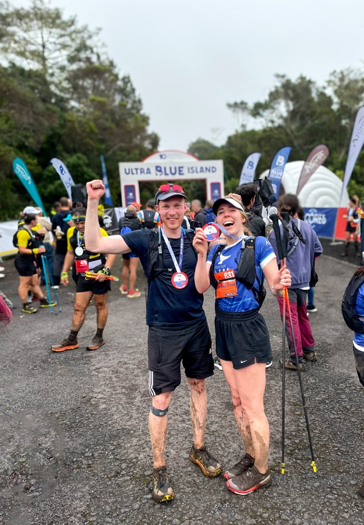 Eline en Johan bij de finish van de trailrun op Faial